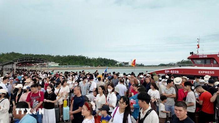 Các du khách ra bến để lên tàu trở về đất liền. (Ảnh: Thu Báu/TTXVN phát)