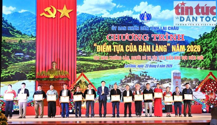 Lãnh đạo tỉnh Lai Châu tặng Bằng khen cho các trưởng bản, người có uy tín tiêu biểu khu vực biên giới năm 2026.
