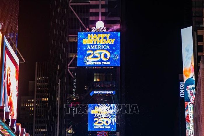 Quang cảnh tại Quảng trường Thời đại ở New York nhân kỉ niệm 250 năm Quốc khánh Mỹ tối 4/7/2026. Ảnh: THX/TTXVN phát