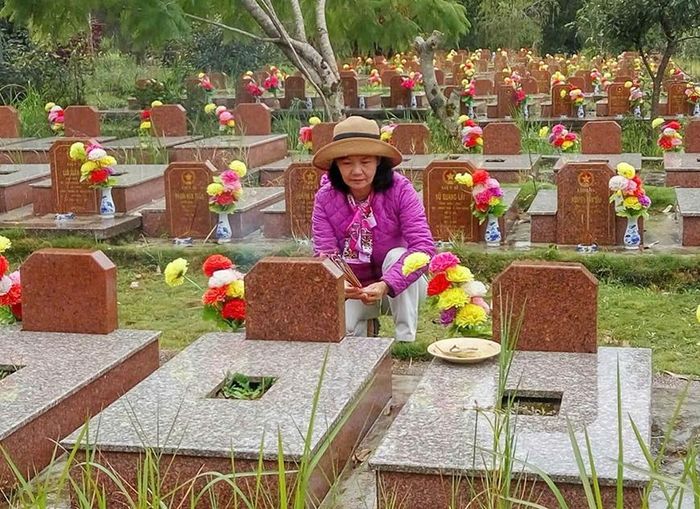 Bà Trần Thị Oanh Lan thăm nghĩa trang Liệt sĩ của tỉnh Lâm Đồng. Ảnh NVCC