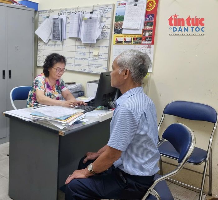 Bà Trần Thị Oanh Lan hỗ trợ thân nhân liệt sĩ đến từ Bắc Ninh tìm hiểu thủ tục tìm kiếm thông tin liệt sĩ.