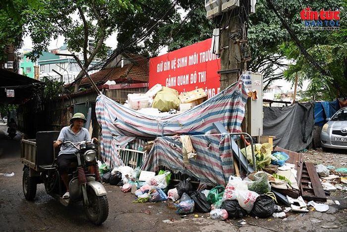 Rác thải tập kết quanh khu vực dự án, làm mất mỹ quan đô thị và ảnh hưởng đời sống người dân.