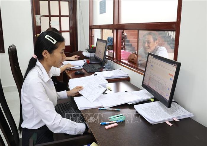 Công chức Tòa án nhân dân khu vực 8 TP Hồ Chí Minh tiếp dân.
