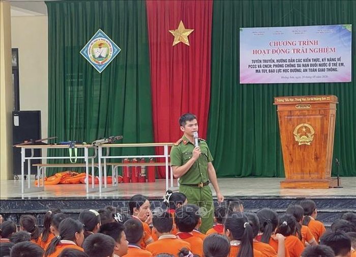 Công an xã Hoằng Sơn tăng cường tuyên truyền pháp luật, nâng cao nhận thức cho học sinh trên địa bàn về tác hại của ma túy. Ảnh: TTXVN phát