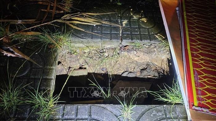 Mưa lớn kéo dài khiến một số khu vực thuộc xã Quảng Hà (Quảng Ninh) bị sạt, lở, sập nắp cống. Ảnh: TTXVN phát