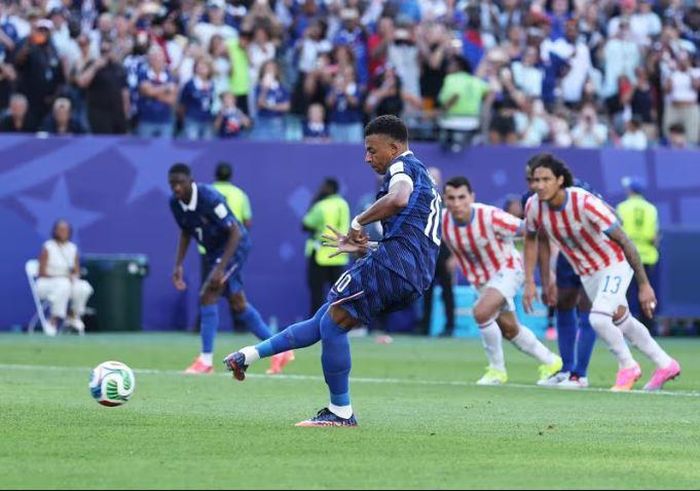 Mbappe dứt điểm lạnh lùng trên chấm 11 mét mang về chiến thắng cho đội tuyển Pháp (Ảnh: FIFA)