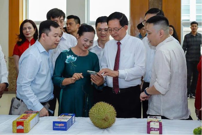 Phó Thủ tướng Hồ Quốc Dũng trải nghiệm Hệ thống truy xuất nguồn gốc nông, lâm, thủy sản bên lề sự kiện ra mắt Hệ thống truy xuất nguồn gốc nông sản.