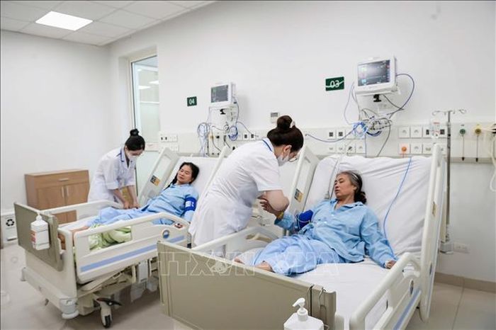 Các bác sỹ điều trị cho bệnh nhân tại Bệnh viện Bạch Mai cơ sở Ninh Bình. Ảnh: Thanh Tuấn/TTXVN