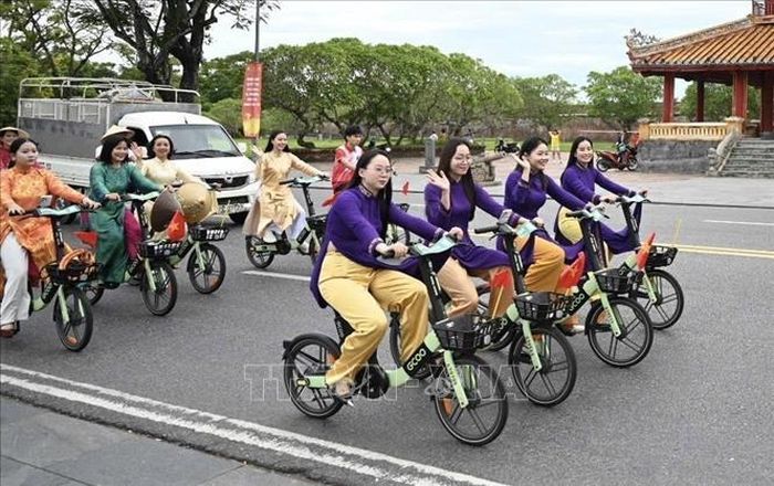 Chương trình quy tụ 200 người tham gia, mặc áo dài truyền thống và đạp xe qua nhiều tuyến đường.