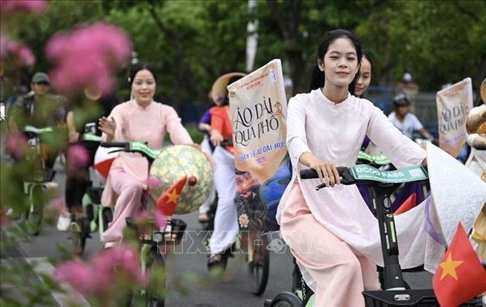 Chương trình quy tụ 200 người tham gia, mặc áo dài truyền thống và đạp xe qua nhiều tuyến đường.