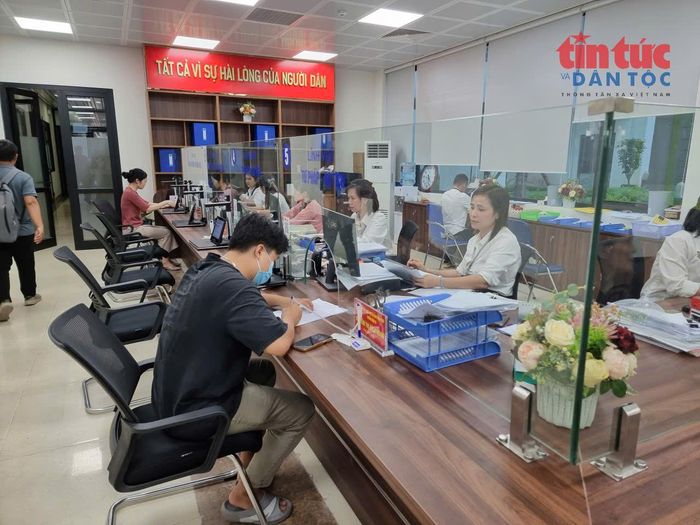 Hỗ trợ người dân, doanh nghiệp làm thủ tục hành chính.