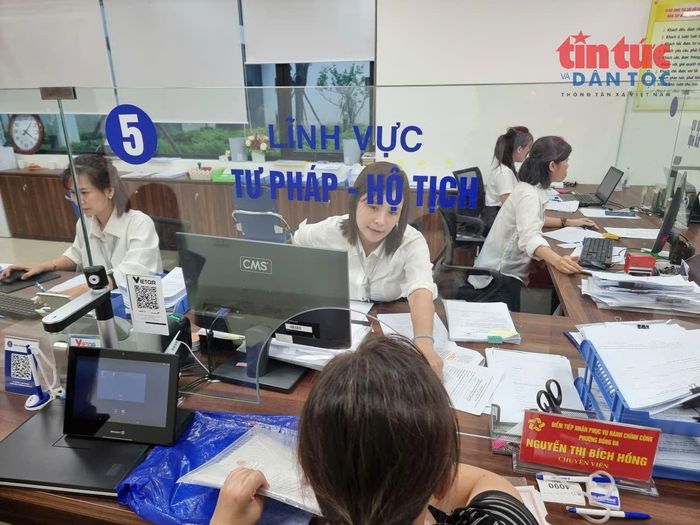 Hướng dẫn người dân làm thủ tục hành chính.