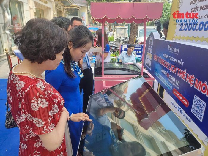 Hướng dẫn du khách đặt dịch vụ, đặt tour, thanh toán qua nền tảng dịch vụ của doanh nghiệp du lịch.