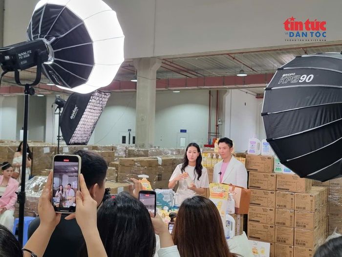 KOC Trần Kim Thêu trong một phiên livestream trên nền tảng Tik Tok Shop trong chương trình "GreenUP – Sống xanh, Sắm xanh".