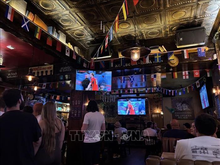 Xem bóng đá tại pub là một nét văn hóa của người Anh. Ảnh: Hữu Tiến/PV TTXVN tại Anh