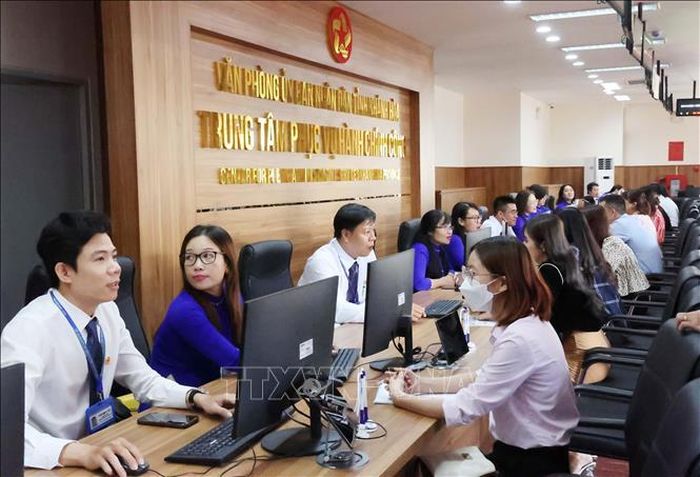 Hoạt động tại Trung tâm Phục vụ hành chính công tỉnh Khánh Hòa. Ảnh minh họa: Tiên Minh/TTXVN