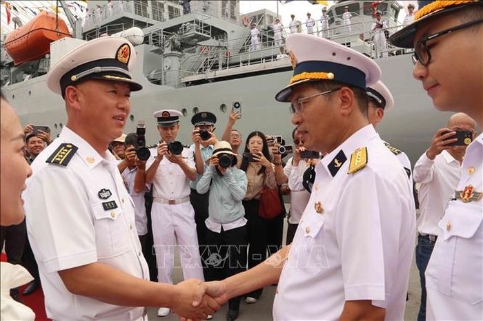 Đại tá Phạm Tiến Dũng (phải), Phó Tham mưu trưởng Vùng 2 Hải quân Việt Nam và Đại tá Hứa Kiến Quốc (trái), Chỉ huy Biên đội 83 Hải quân Trung Quốc.