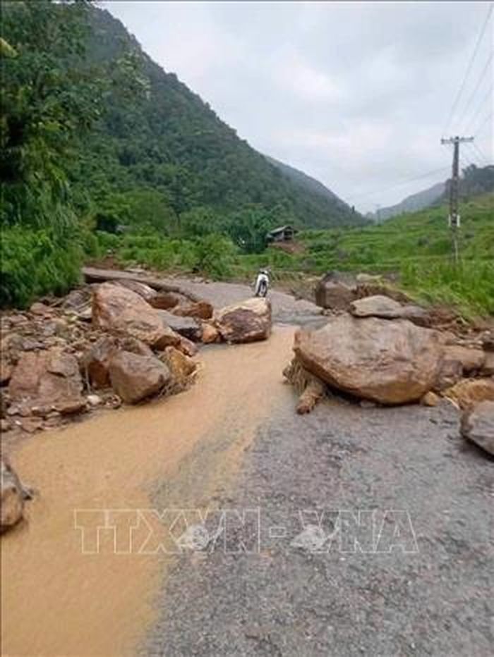 Mưa lớn gây sạt lở một số điểm tại xã Mường La (Sơn La). Ảnh: TTXVN phát
