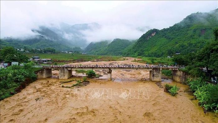 Mưa lớn gây ngập lụt cục bộ, sạt lở một số điểm và ảnh hưởng, thiệt hại về ruộng lúa của nhân dân xã Mường La (Sơn La). Ảnh: TTXVN phát.