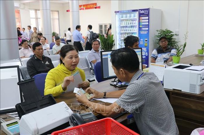 Công dân đến Trung tâm phục vụ hành chính công thành phố Cần Thơ thực hiện các thủ tục hành chính. Ảnh tư liệu: Ngọc Thiện/TTXVN.