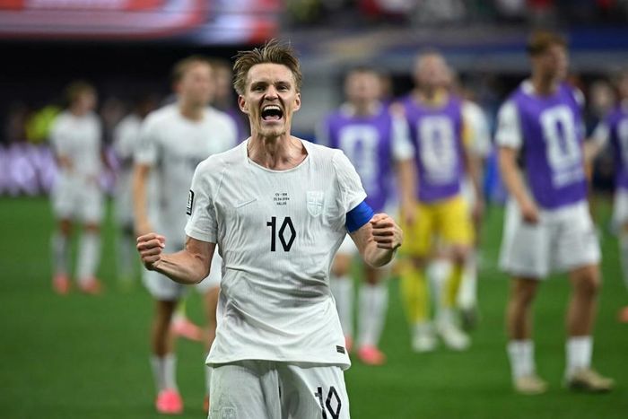 Odegaard là nguồn cung cấp bóng cho Haaland. Ảnh AFP