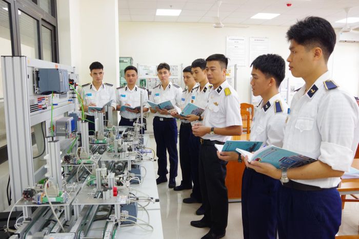 Giờ học thực hành chuyên ngành tại Khoa Cơ điện. Ảnh: Huy Tứ