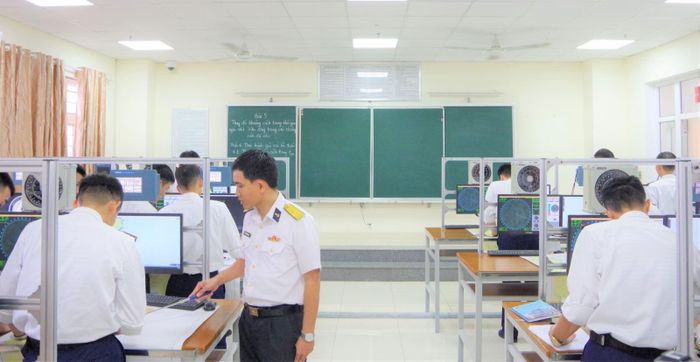 Giờ học thực hành của học viên chuyên ngành Hàng Hải. Ảnh: Huy Tứ
