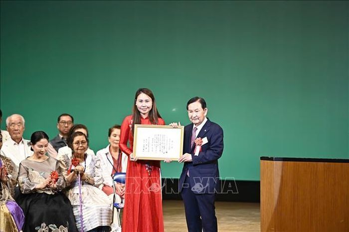 Bà Lê Thương, Chủ tịch Hiệp hội Người Việt Nam vùng Kansai, nhận “Giải thương cộng đồng cho công dân toàn cầu” do IHA trao tặng.