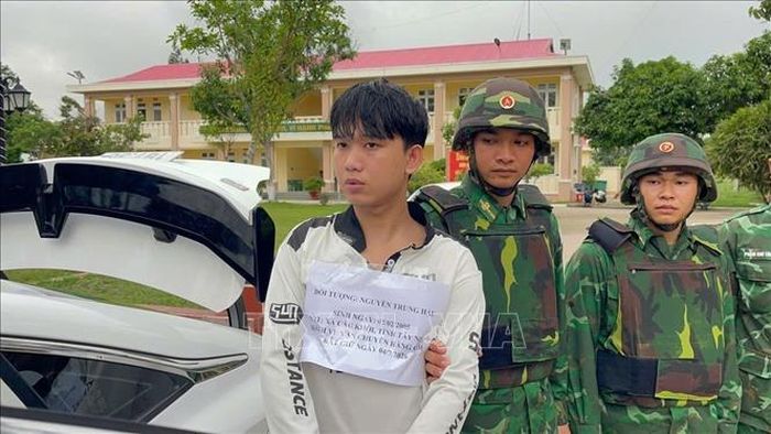 Đối tượng Nguyễn Trung Hậu bị lượng chức năng khi bị bắt quả tang vận chuyển gần 4.000 bao thuốc lá nhập lậu. Ảnh: TTXVN phát