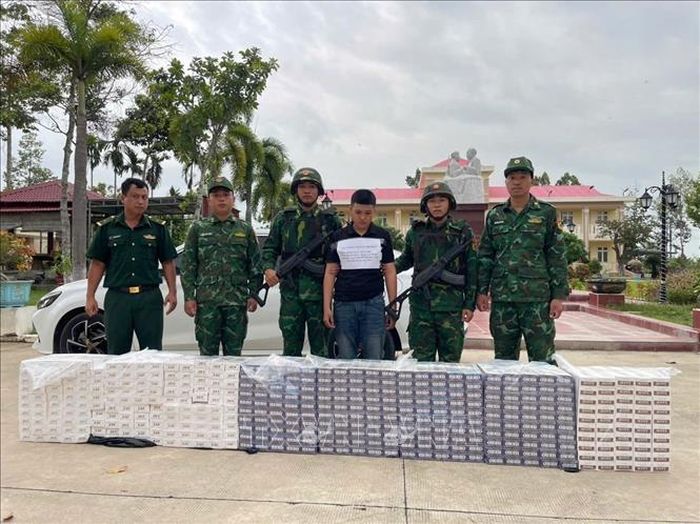 Đối tượng Nguyễn Thị Hiền cùng tang vật bị lực lượng chức năng bắt giữ. Ảnh: TTXVN phát
