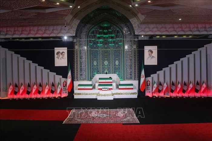 Thi hài của Đại giáo chủ Ali Khamenei cùng các thành viên gia đình và những người thiệt mạng trong cùng vụ không kích được quàn tại chính điện Đại giáo đường Imam Khomeini Mosalla. Ảnh: Anadolu Agency/TTXVN