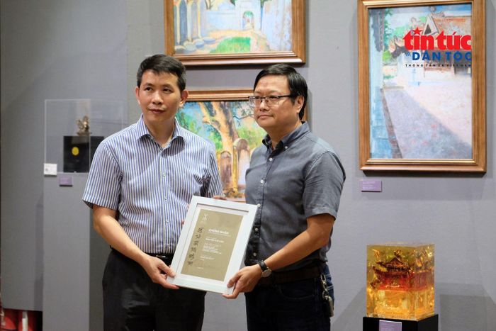 Giám đốc Sở Văn hóa và Thể thao TP Hà Nội Phạm Tuấn Long trao chứng nhận cho Giám tuyển Nguyễn Thế Sơn.