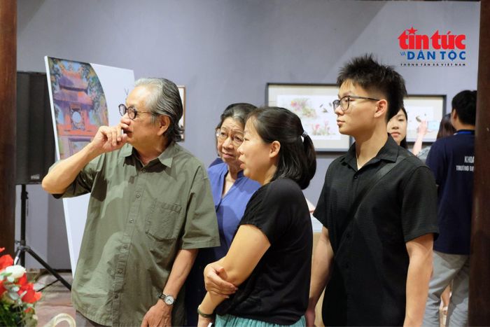 Triển lãm thu hút đông đảo công chúng ở nhiều độ tuổi.