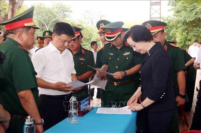 Phó Thủ tướng Chính phủ Phạm Thị Thanh Trà kiểm tra kịch bản tổ chức Lễ triển khai tìm kiếm, quy tập hài cốt liệt sĩ tại Công viên Lê Thị Riêng.
