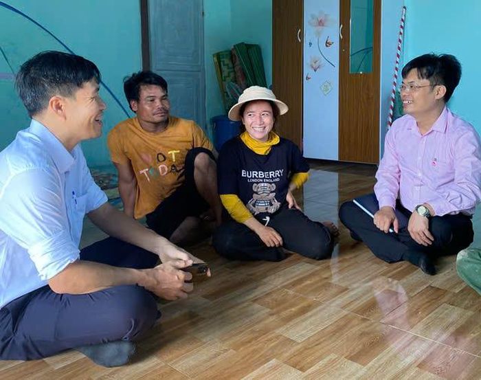 Cán bộ tín dụng NHCSXH tỉnh Gia Lai tận tình hướng dẫn người dân sử dụng vốn ưu đãi để phát triển sản xuất, kinh doanh.