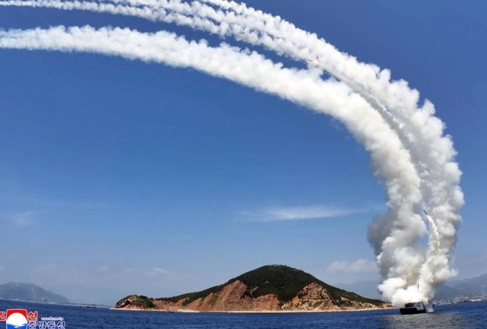 Toàn cảnh vụ phóng thử tên lửa từ tàu khu trục mới Kang Kon ngày 5/7/2026. Ảnh: KCNA