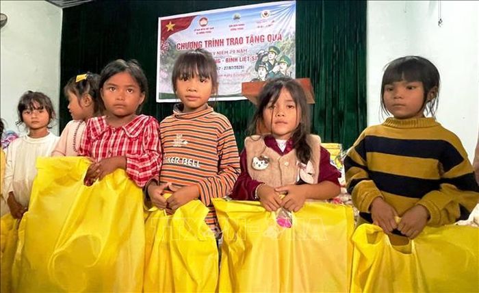 Những phần quà ý nghĩa gồm ba lô, quần áo, vở viết và dép mới sẽ tiếp động lực cho các em vùng biên trước thềm năm học mới. Ảnh: TTXVN phát