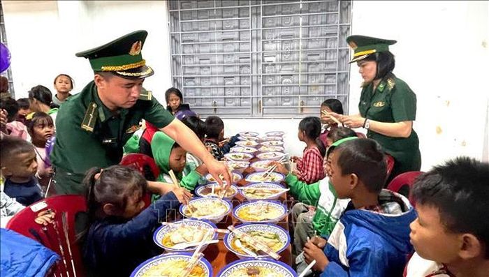 Trong khuôn khổ chương trình, Ban tổ chức và các thành viên trong đoàn thiện nguyện đã chuẩn bị hơn 200 tô bún Huế phục vụ miễn phí cho người dân và các em nhỏ tại chương trình. Ảnh: TTXVN phát