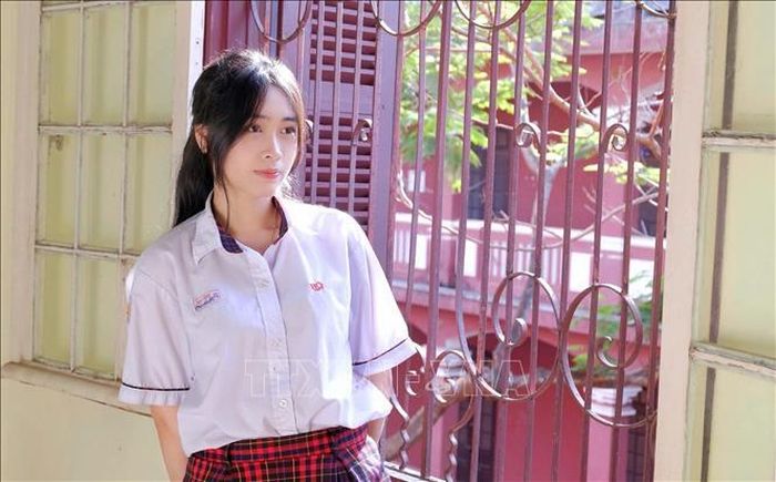 Chân dung em Nguyễn Thị Kỳ Phương (học sinh Trường Trung học phổ thông Chuyên Quốc Học Huế), thủ khoa khối B00 của thành phố Huế.