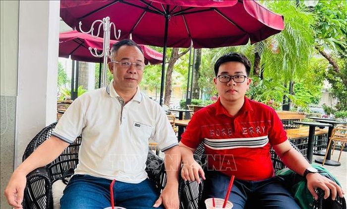 Em Lê Văn Anh Kiệt (học sinh Trường Trung học phổ thông Chuyên Quốc Học Huế) thủ khoa khối A01 của thành phố Huế và phụ huynh.