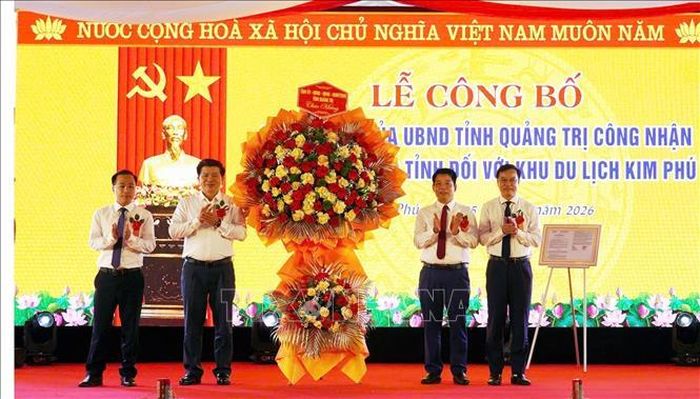 Ông Trần Vũ Khiêm (Thứ 2 từ trái sang), Phó Bí thư Thường trực Tỉnh ủy, Trưởng Đoàn đại biểu Quốc hội tỉnh Quảng Trị đã tặng hoa chúc mừng Đảng bộ, chính quyền và nhân dân xã Kim Phú. Ảnh: TTXVN phát