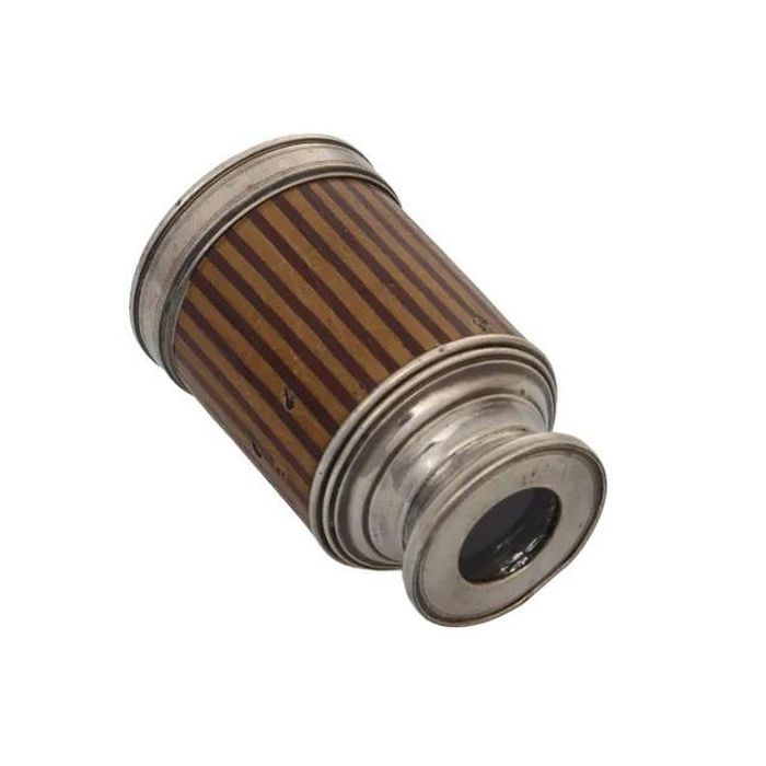 Họ tìm thấy một chiếc kính viễn vọng có niên đại từ thế kỷ 18, được ký tên bởi Ramsden ở London (Ảnh: PA)