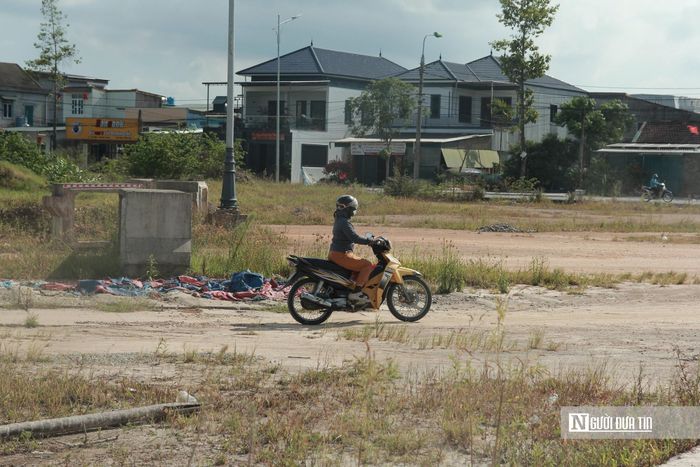 Thời gian qua, để tháo gỡ điểm nghẽn, UBND phường Trần Phú đã phối hợp với Trung tâm Phát triển quỹ đất tỉnh, Ban Quản lý Dự án đầu tư xây dựng công trình giao thông và Phát triển đô thị tỉnh cùng các đơn vị liên quan đẩy nhanh công tác bồi thường, hỗ trợ, giải phóng mặt bằng.