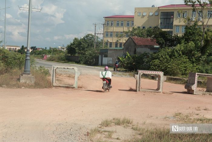 Là tuyến giao thông trọng điểm của khu vực đô thị, việc dự án chậm tiến độ đã ảnh hưởng đáng kể đến việc đi lại của người dân. Do công trình dừng thi công trong thời gian dài, nhiều vật liệu xây dựng được tập kết ngay trên mặt đường, gây khó khăn cho các phương tiện lưu thông.