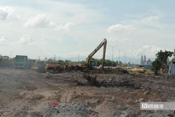 Ghi nhận của phóng viên vào ngày 2/7, đơn vị thi công bắt đầu triển khai máy móc, công nhân tiếp tục các hạng mục còn dang dở của dự án. Phụ trách kỹ thuật, Công ty TNHH Xây dựng Khánh Môn, đơn vị thi công tuyến đường khẳng định, đơn vị sẽ tập trung nhân lực, máy móc thiết bị để thi công đáp ứng tiến độ đã được gia hạn.