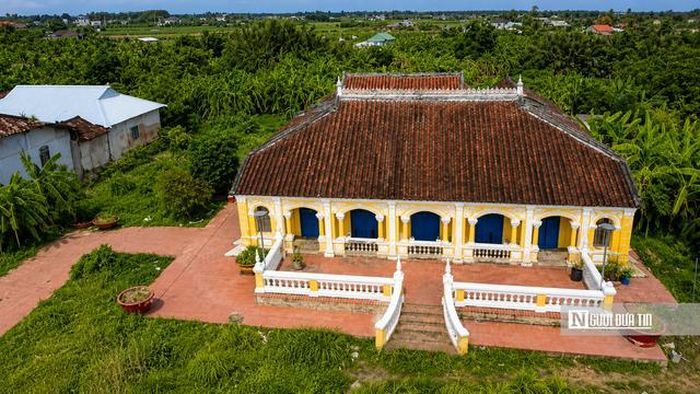 Tại xã Thuận Mỹ (tỉnh Tây Ninh), vẫn còn tồn tại một quần thể nhà cổ đặc biệt mà người dân địa phương quen gọi bằng cái tên mộc mạc "xóm nhà giàu". Hơn một thế kỷ trôi qua, những ngôi nhà gỗ bề thế của dòng họ Nguyễn Hữu vẫn lặng lẽ đứng đó, như chứng nhân của một thời hưng thịnh trên vùng đất Nam Bộ.