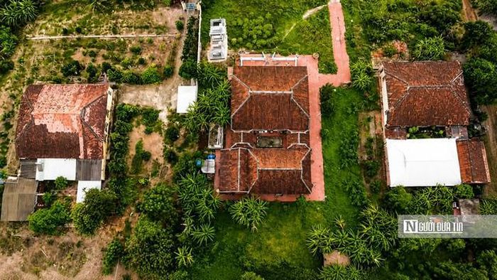 Nổi bật trong quần thể này là ba căn nhà bề thế được xây dựng từ cuối thế kỷ XIX đến đầu thế kỷ XX trên khu đất rộng khoảng 15.000 m² mỗi căn rộng hơn 528 m², từng là tư dinh của Cai tổng Nguyễn Hữu Hiệp, Hội đồng xã Nguyễn Hữu Hoanh và Hội đồng Huyền những đại điền chủ, nhân vật giàu có và có sức ảnh hưởng lớn trong vùng. Với quy mô đồ sộ cùng kiến trúc thể hiện sự phồn thịnh hiếm có, nơi đây từ lâu đã được người dân gọi là "xóm nhà giàu" cái tên gợi nhớ cả một giai đoạn vàng son của vùng Thanh Phú Long, vẫn được lưu truyền cho đến hôm nay.