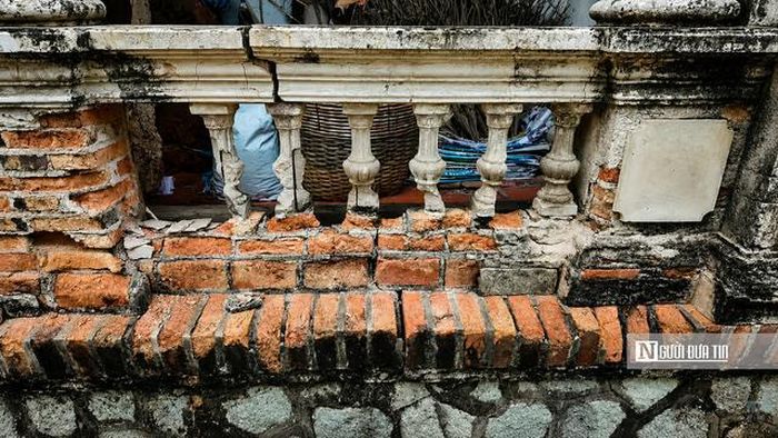 Dù vẫn được con cháu gìn giữ, nhưng dấu vết của thời gian hiện hiện rõ trên từng góc nhà. Mái ngói nhiều vị trí bị hư hỏng, một số cấu kiện gỗ đã mục, nền gạch bong tróc, tường xuất hiện nhiều vết nứt.