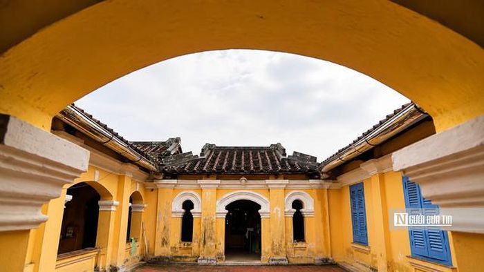 Ở trung tâm mỗi căn nhà là khoảng sân "thiên tỉnh" giếng trời truyền thống giúp lấy sáng, đón gió tự nhiên, tạo không gian thông thoáng, thích nghi với khí hậu nóng ẩm của miền Tây Nam Bộ.