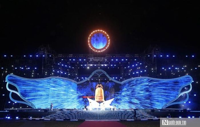 Nghi thức gióng hồi chuông ước nguyện hòa bình.